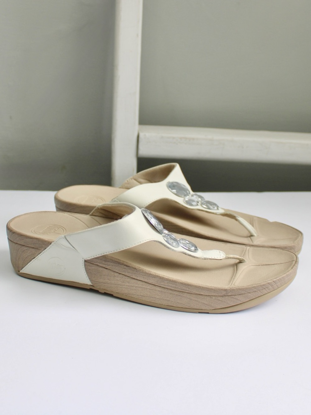 Fitflop Lunetta Cream Wedge Thong Sandals with Clear Gem Accents Size 11
